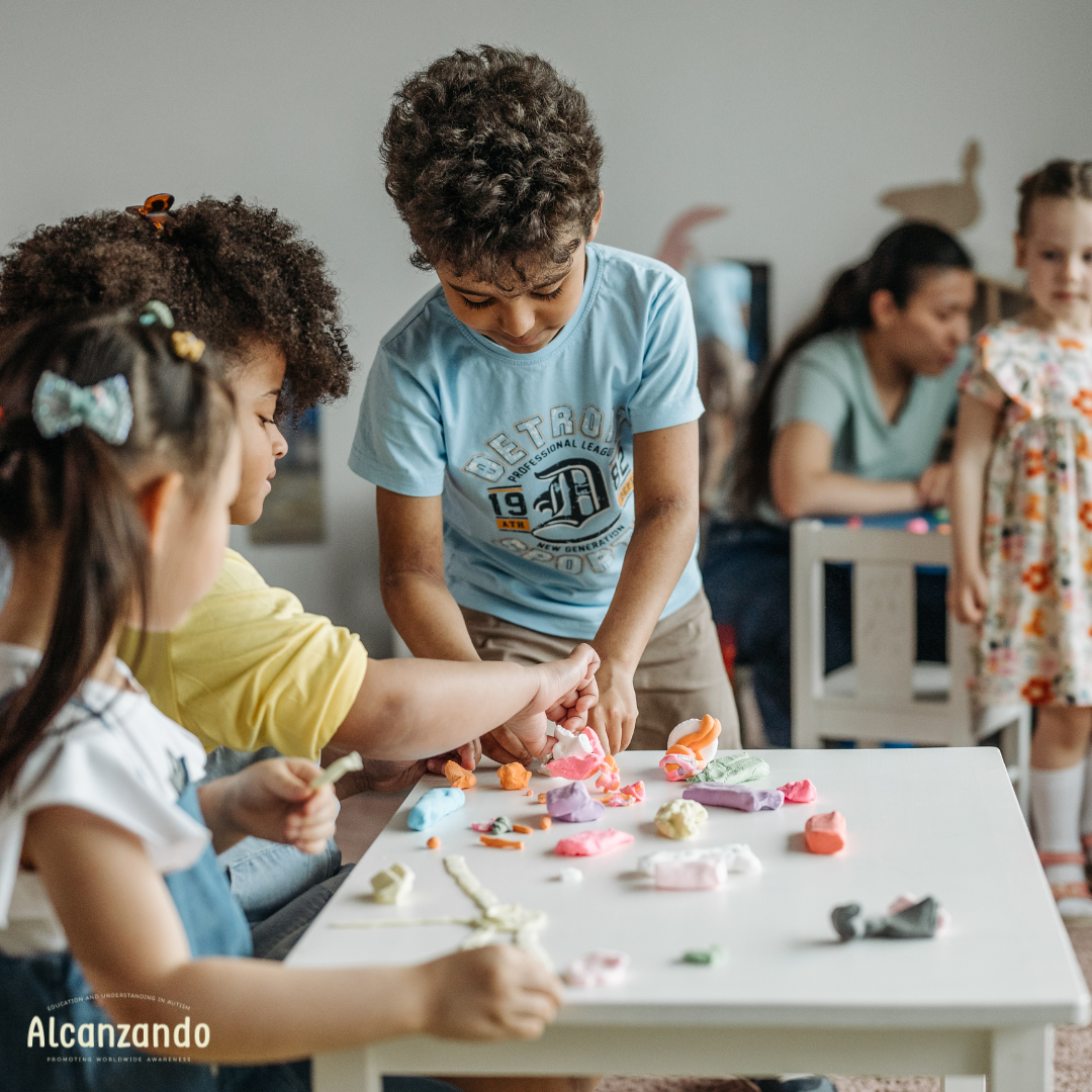 Niños colaborando en clase