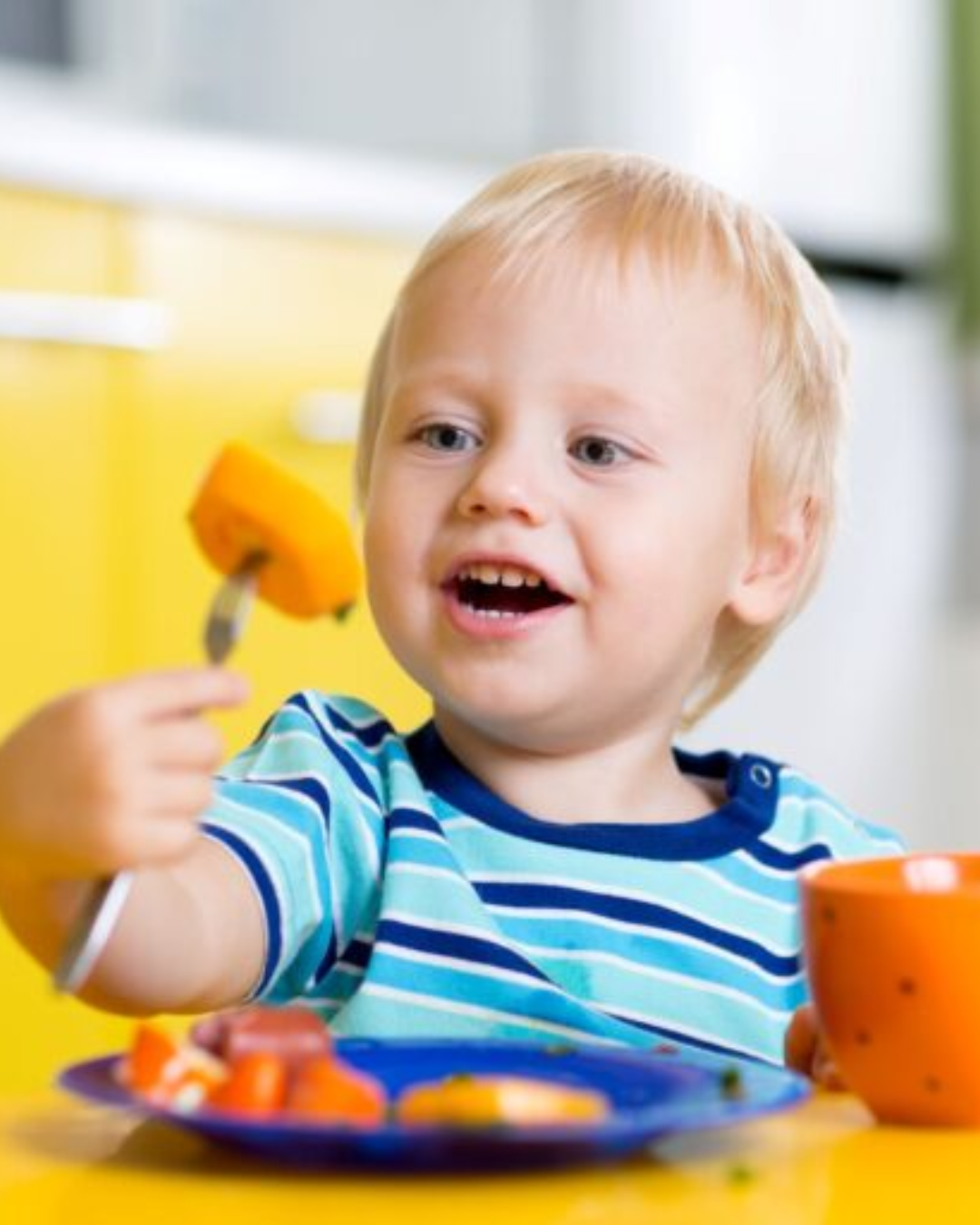 Niño comiendo fruta con un tenedor