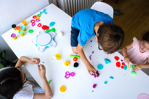 Niños jugando con plastilina